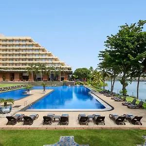 Отель Cinnamon Lakeside